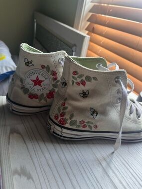 Strawberry bee converse